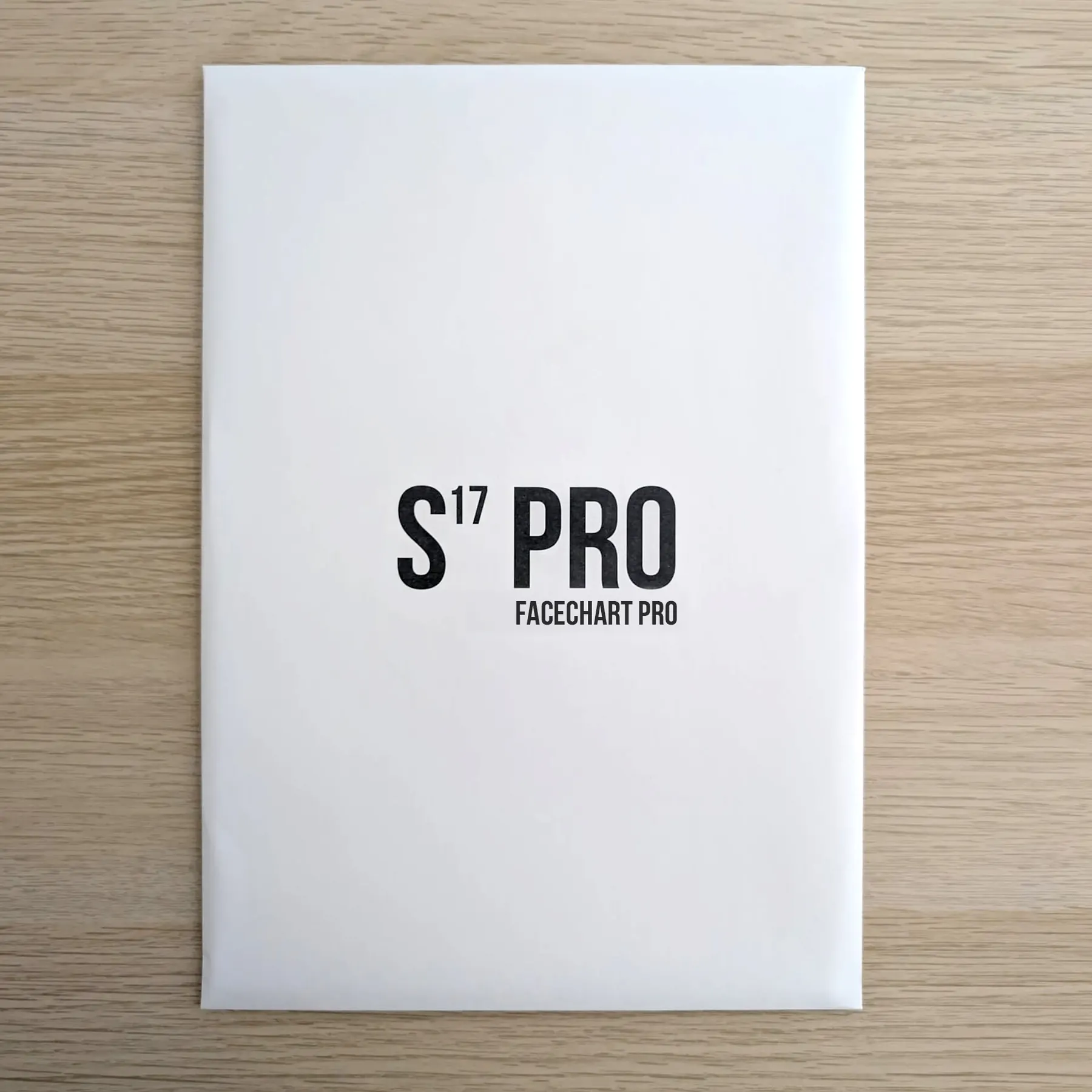 Sobre del Facechart Pro de S17PRO sobre una mesa de madera